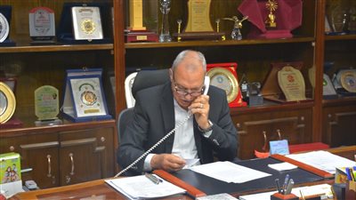 محافظ القليوبية يتصل بأوائل الدبلومات الفنية ويوجه برعايتهم 