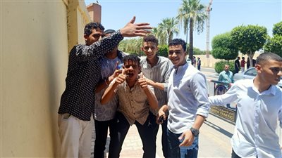 فرحة طلاب الثانوية العامة بسهولة امتحان اللغة الأجنبية الأولى بالأقصر (صور)