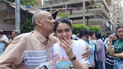 بعد امتحان الإنجليزي، أب يستقبل نجلته بالبسمة والقبلات في الدقهلية (فيديو) 