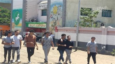 اللغة الإنجليزية ترسم الفرحة على وجوه طلاب الثانوية العامة بالشرقية (بث مباشر)