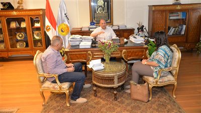 محافظ أسيوط يناقش مشروع مجمع الصناعات الحرفية بالشامية 