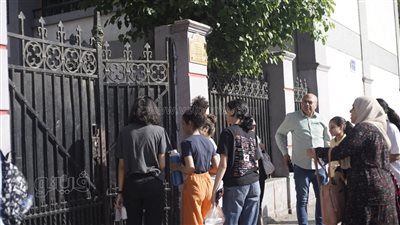 لحظة دخول طلاب الثانوية العامة إلى اللجان لأداء امتحان اللغة الأجنبية الأولى (فيديووصور) 