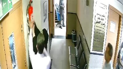 القبض على سيدة حاولت اقتحام غرفة عمليات بطفاية حريق داخل مستشفى بأكتوبر (صور)