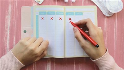 أعراض الدورة الشهرية قبل نزولها، وطرق التعامل معها