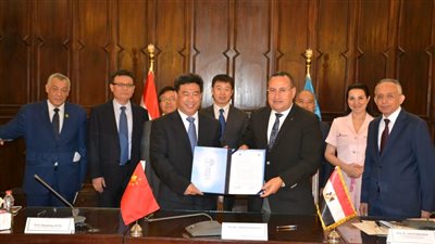 رئيس جامعة الإسكندرية يبحث التعاون مع وفد شاندونج للمعلمين بالصين