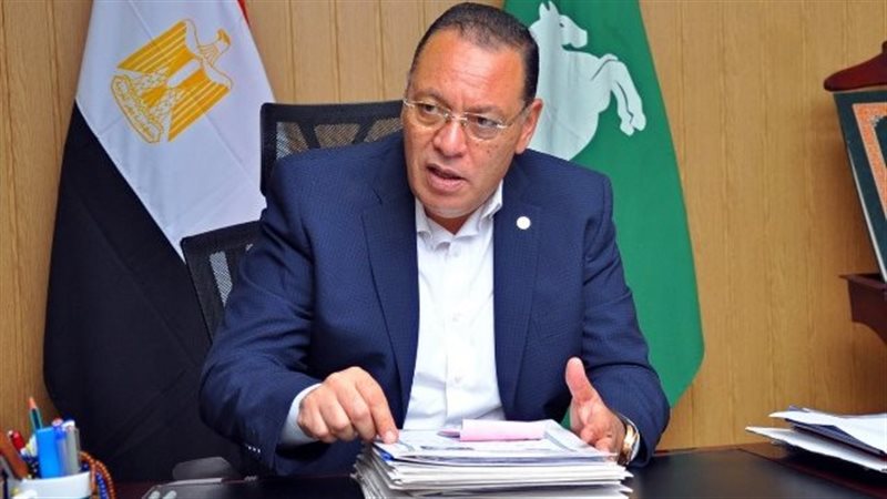 وقف 5 من العاملين