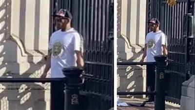 بريطاني يقيد يده ببوابة قصر باكنجهام ويهدد بإيذاء نفسه (فيديو) 