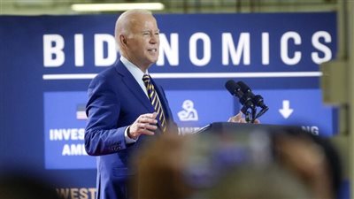 تصرف غريب للرئيس بايدن، يقطع خطابه لـ