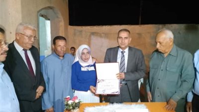 رئيس مدينة الداخلة يكرم الأولى مكرر على مستوى الجمهورية بالثانوية الزراعية (صور) 