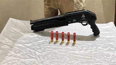 ضبط عامل بحوزته سلاح ناري وكمية متنوعة من المخدرات في قنا