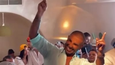 أنا عايزه حي، وصلة رقص هستيرية لـ محمد صلاح مع أحمد سعد في اليونان