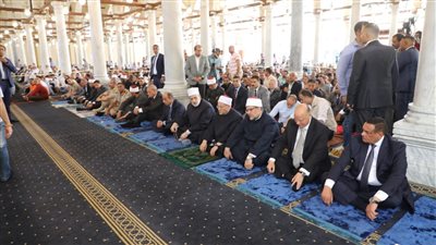 محافظ القاهرة يؤدى صلاة الجمعة بمسجد عمرو بن العاص