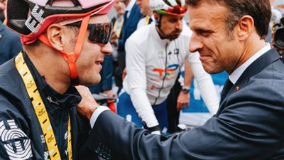  متسابق على دراجة هوائية يفاجئ ماكرون ويطلب منه طلبا غريبا