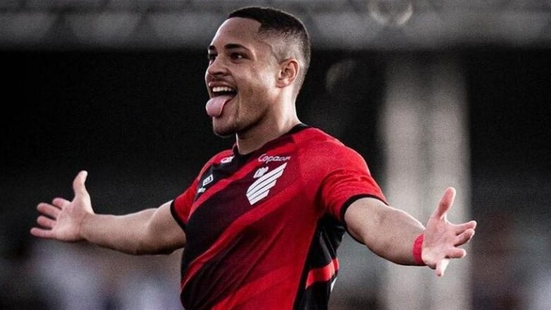 البرازيلي فيتور روكي،