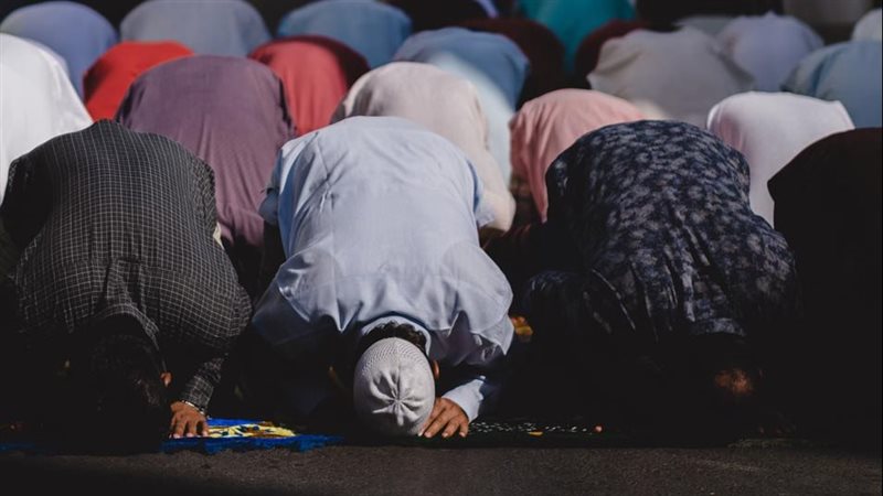 حكم السجود على قدم