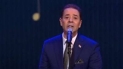 إطلالة جديدة لمدحت صالح فى حفل الأساتذة