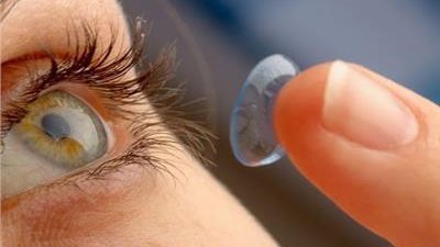 تحذير من مخاطر إرتداء العدسات اللاصقة، تسبب قرح بالقرنية وميكروب بالعين (فيديو) 
