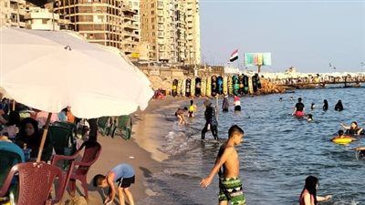 إقبال متوسط على شواطئ الإسكندرية وارتفاع درجات الحرارة 