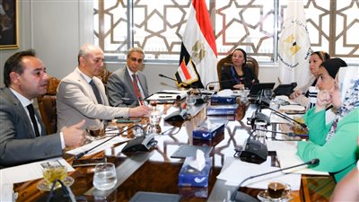البيئة تناقش استعدادات الجناح المصري المشارك في مؤتمر المناخ بالإمارات
