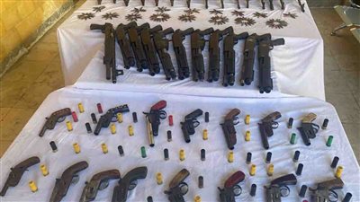 حبس 28 متهما بتهمة حيازة وإحراز أسلحة نارية ومواد مخدرة في أسيوط