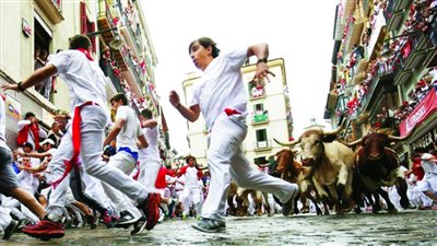 سقوط عدد من العداءين خلال سباق للثيران بإسبانيا 