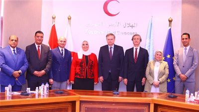 الهلال الأحمر يقدم 500 شنطة أدوات نظافة صحية لسكان المناطق المطورة 