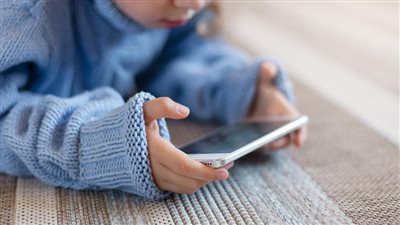 خبير: الإفراط في استخدام الأطفال للمحمول يضر بالتفكير 