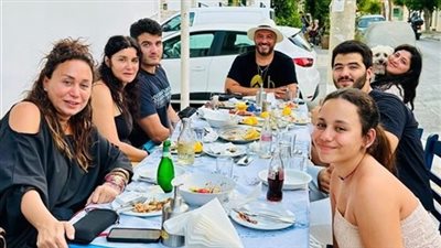 غادة عادل تفاجئ جمهورها بقضاء الإجازة الصيفية في اليونان مع طليقها
