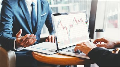 خبير يحدد إيجابيات بيان رئيس الوزراء بشأن الطروحات الحكومية وسلبياته 