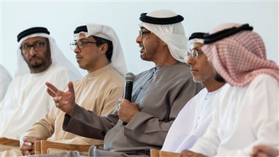 لقاء ودي بين محمد بن زايد وزملاء الدراسة (صور) 