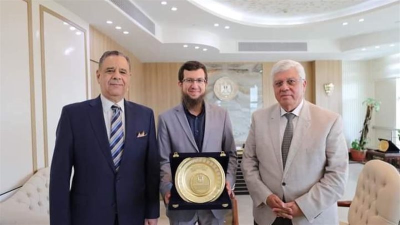 الدكتور أيمن عاشور