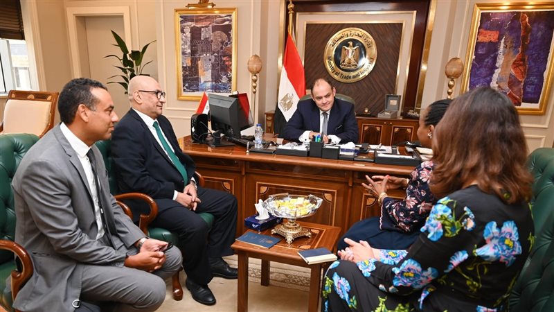  وزير الصناعة يلتقي