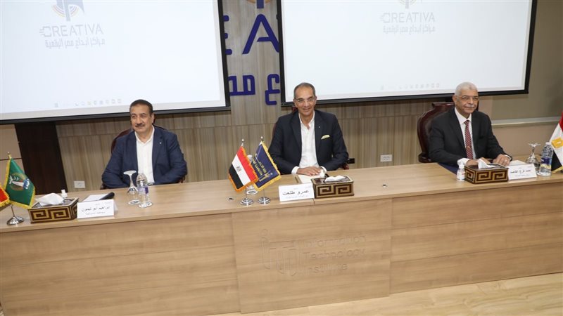 وزير الاتصالات ومحافظ