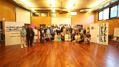 الفائزة بجائزة زايد للأخوة الإنسانية تلتقي الشباب المشاركين في منتدى شباب صناع السلام