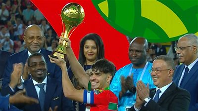 لحظة رفع لاعبي منتخب المغرب الأولمبي كأس بطولة أمم أفريقيا تحت 23 سنة (فيديو)