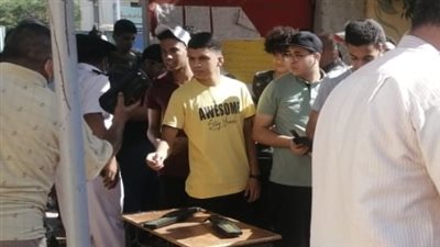 انتشار أمني وتفتيش بالعصا الإلكترونية قبل دخول طلاب الثانوية للجان أسيوط