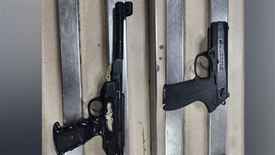 ضبط راكب أجنبي بحوزته طبنجتي صوت وضغط هواء في مطار القاهرة