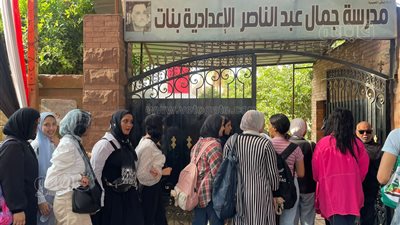 لحظة دخول طلاب الثانوية العامة إلى اللجان لأداء امتحانات التفاضل والجيولوجيا وعلم النفس ( صور)