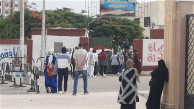 تفتيش الطلاب قبل الدخول للجان الثانوية العامة بالإسماعيلية (فيديو وصور) 