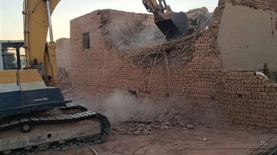 إزالة منازل آيلة للسقوط في الوادي الجديد (صور) 