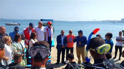 البيئة تشارك في حملة تنظيف قاع البحر بالإسكندرية 