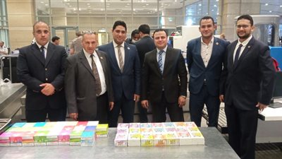 ضبط راكبة أجنبية حاولت تهريب 974 عبوة شيش إلكترونية ومستلزماتها بمطار القاهرة