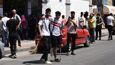 طالب بتيشيرت الزمالك وعكاز يلفت الانتباه بعد امتحان التفاضل (فيديو) 