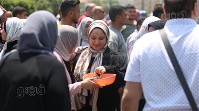 ولية أمر توزع الهدايا والشوكولاتة على الطلبة بعد امتحاني الجيولوجيا وعلم النفس بالقاهرة (صور)