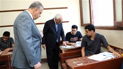 وزير التعليم يشيد بانتظام امتحانات الثانوية العامة من سوهاج.. ويقرر إحالة رئيس لجنة ومراقب أول في الزقازيق بعد تداول امتحان التفاضل 