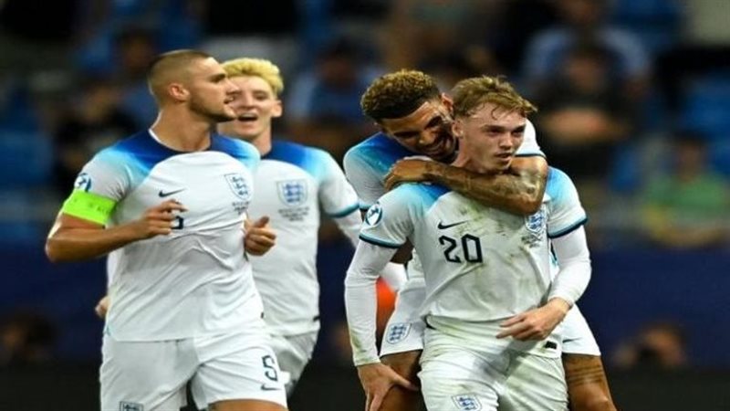 منتخب إنجلترا يتوج