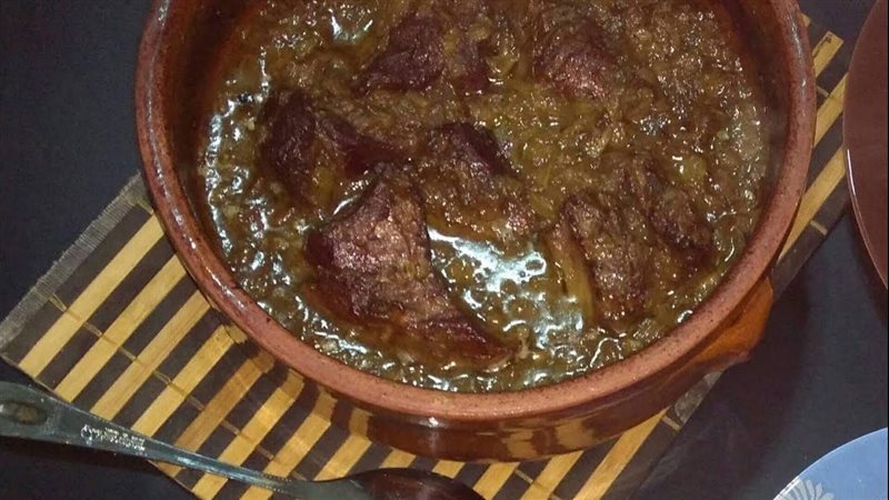 اللحمة بالبصل طاجن،
