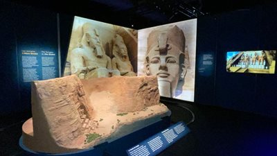 مصطفى وزيري يتفقد قاعات عرض معرض رمسيس وذهب الفراعنة بمتحف أستراليا