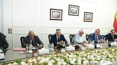 رئيس هيئة قناة السويس يؤكد تضافر كافة الجهود لحل مشكلة مياه الشرب في بورسعيد 