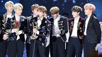 في الذكرى العاشرة لانطلاقها، مذكرات فرقة بي تي إس الموسيقية تتصدر أمازون 